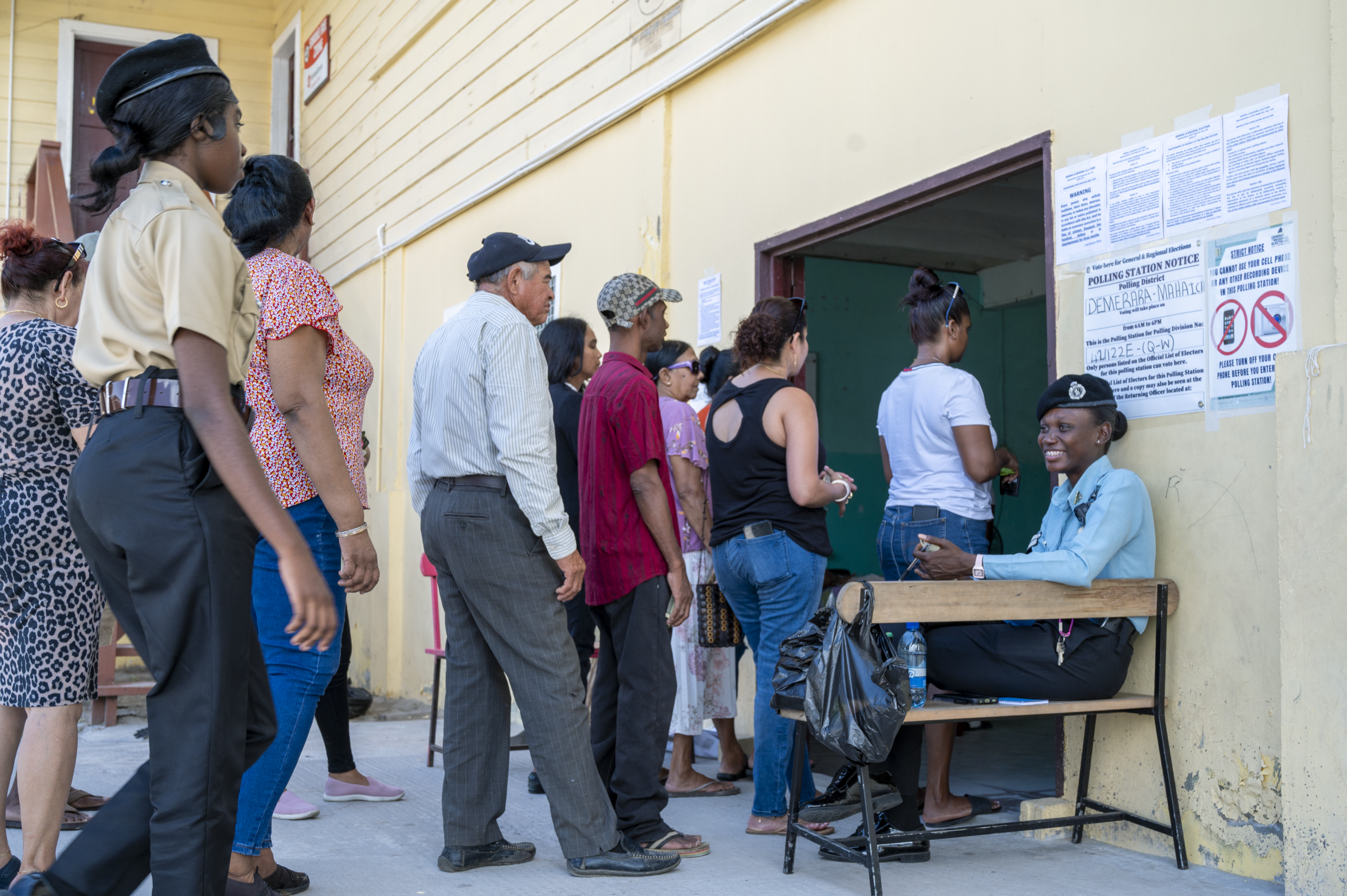 Voters in line.